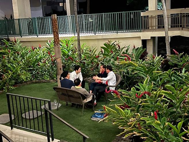 국민의힘 특사단이 지난 19일 미국 하와이 빅아일랜드 모처에서 홍준표 전 대구시장과 회동하고 있다. 김대식 의원실 제공