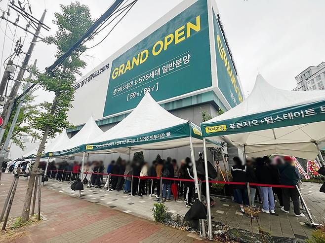 서울 구로구 고척동 '고척 푸르지오 힐스테이트 ' 모델하우스를 찾은 예비 청약자들. 사진=대우건설