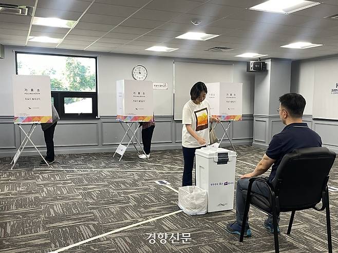 20일(현지시간) 미국 워싱턴DC 인근 코리안커뮤니티 센터에 마련된 제21대 대통령선거 재외국민 투표소에서 유권자들이 투표를 하고 있다. 워싱턴/김유진 특파원