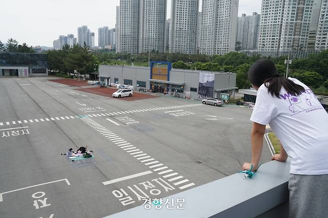 박정혜 금속노조 한국옵티칼하이테크지회 수석부지회장이 경북 구미공장 옥상 농성장에서 ‘말벌동지’들을 바라보고 있다. 임아영 기자