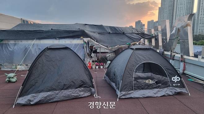 지난 11일 경향신문 기자와 굴뚝신문 취재진은 박정혜 금속노조 한국옵티칼하이테크지회 수석부지회장이 농성 중인 구미공장 옥상에 1인용 텐트를 치고 1박2일 동행 취재했다. 임아영 기자