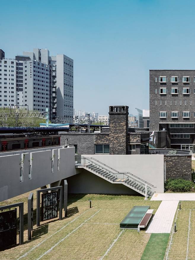 옛 남영동 대공분실 건물에 마련된 민주화운동기념관의 전경. 오른쪽 검은색 벽돌 건물이 조사실이 있던 구관이다. 조사실이 있는 5층의 창문은 머리가 들어갈 수 없을 정도로 폭이 좁다. 민주화운동기념사업회 제공