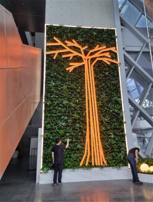 영화의전당 내 ‘숨 쉬는 수직 정원’. 부산시 제공