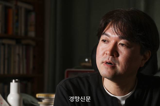 지난 16일 경기도 고양시 삼송의 출판사 사무실에서 만난 김홍민 대표. 북스피어는 일본의 추리 소설가 미야베 미유키를 국내에 본격 소개한 것으로 유명하다. 이준헌 기자