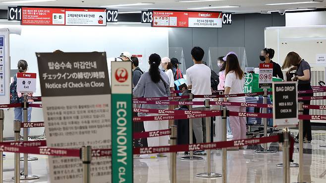 서울 강서구 김포공항 국제선 출국장에서 일본으로 향하는 여행객들이 탑승 수속을 하고 있다. 연합뉴스