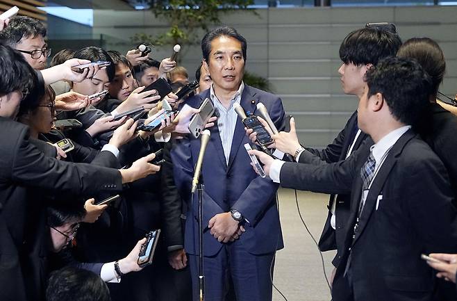 에토 다쿠 일본 농림수산상이 지난 19일 일본 도쿄에 있는 이시바 시게루 일본 총리 관저에서 시게루 총리와의 면담 후 기자회견하고 있다. 로이터연합뉴스
