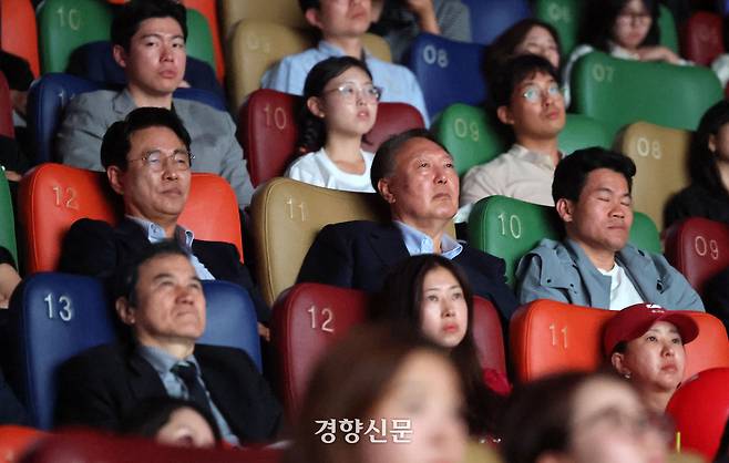 윤석열 전 대통령이 21일 오전 서울 중구의 한 영화관에서 영화 ‘부정선거, 신의 작품인가’ 관람을 하고 있다. 가운데줄 왼쪽부터 이영돈 감독, 윤 전 대통령, 한국사 강사 전한길씨. 사진공동취재단