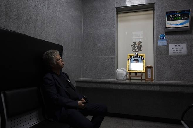 이재훈씨가 2021년 6월 19일 천안추모공원 화장터에서 망연자실한 표정으로 아들의 화장이 끝나기를 기다리고 있다. 이재훈씨 제공