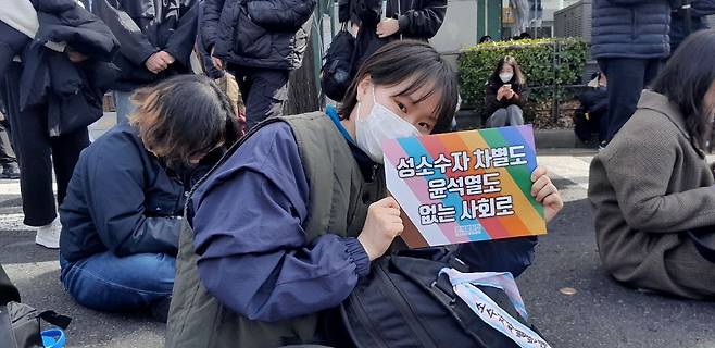 조소연씨가 12·3 불법계엄 사태 후 윤석열 전 대통령 파면을 촉구하는 집회에서 손팻말을 들고 있다. 조소연씨 제공