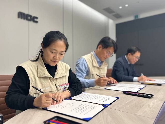 언론노조 방송작가지부와 목포 MBC가 16일 전남 목포 MBC에서 열린 단체협약식에서 염정열 지부장이 단체협약서에 서명하고 있다. 언론노조 제공
