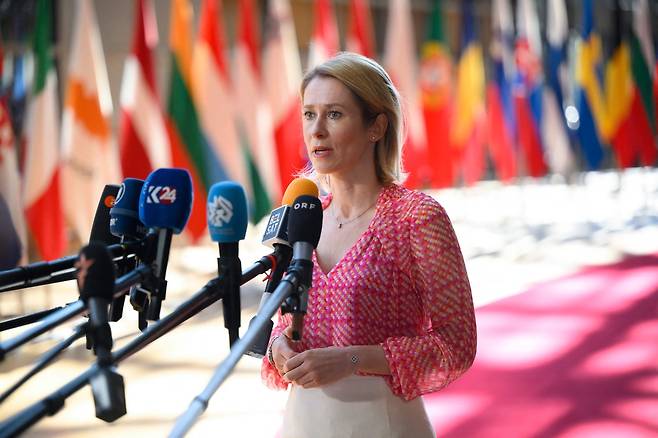 카야 칼라스 EU 외교안보 고위대표가 20일(현지시간) 브뤼셀 EU본부에서 열린 국방이사회 회의에 앞서 기자들의 질문에 답하고 있다. AFP 연합뉴스