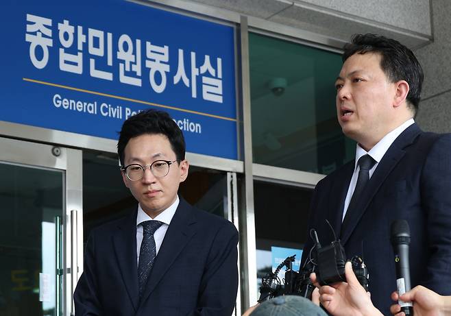 법무법인 대륜 손계준(오른쪽), 천정민 변호사가 21일 서울 남대문경찰서에서 고발인 조사에 앞서 기자회견을 하고 있다. 대륜은 유심유출 관련 SKT가 이용자 정보 관리를 소홀히 했다며  유영상 대표이사와 보안 책임자를 업무상 배임과 위계 공무집행 방해 등의 혐의로 고발했었다. 연합뉴스