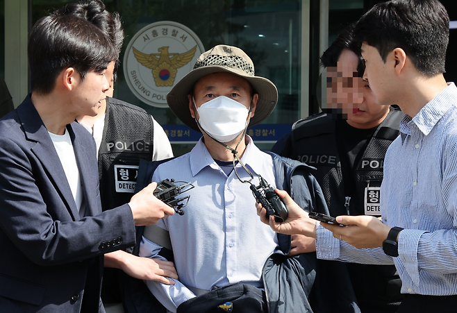 시흥 살인사건의 피의자 차철남이 21일 오전 구속 전 피의자 심문(영장실질심사) 출석을 위해 경기 시흥경찰서를 나서고 있다. 연합뉴스