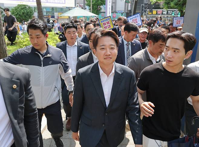 시민단체 항의에도 성남의료원 방문 “이재명식 의료정책 비현실적” 이준석 개혁신당 대선 후보가 21일 경기 성남의료원에 도착, 시민단체 회원들의 항의를 받으며 들어서고 있다. 연합뉴스