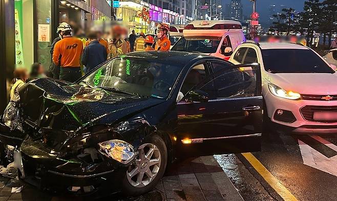 21일 오후 7시 22분쯤 부산시 수영구 광안동의 한 호텔 앞 도로에서 승용차가 앞에 있던 스포츠유틸리티차량(SUV)을 추돌한 뒤 인도로 돌진해 행인과 구조물을 들이받은 후 멈춰 섰다. 연합뉴스