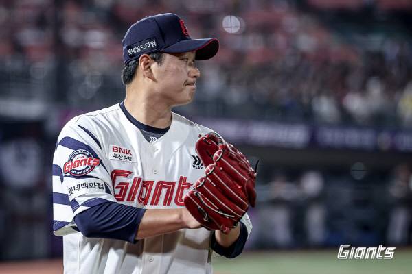 21일 부산 사직구장에서 열린 LG와 3연전 두 번째 경기에 선발 등판한 나균안이 외야를 바라보고 있다. 롯데 자이언츠 제공