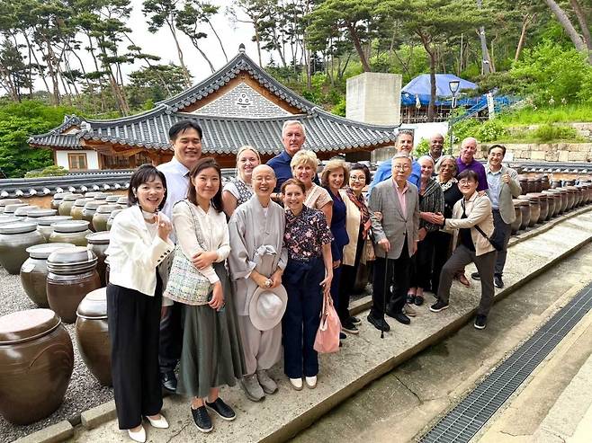 Former US Congressman Jay Kim Chang-joon (front row, fifth from right) and a delegation of other former US Congress members pose for photos at Jingwansa, a Buddhist temple located in northwestern Seoul, on Saturday. (Kim Chang-joon US-Korea Foundation)