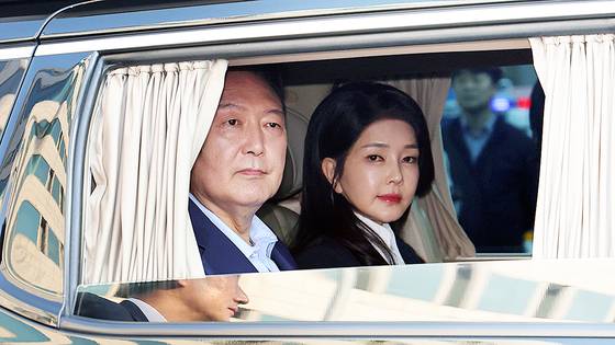 Former President Yoon Suk Yeol, left, and his wife, Kim Keon Hee, leave the presidential residence on April 11. [JOONGANG ILBO]