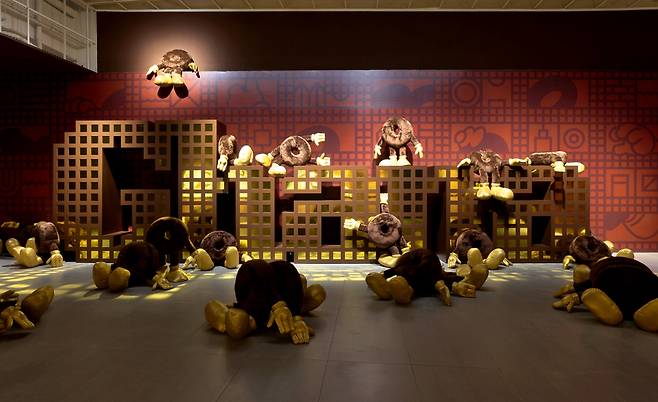 Space designed by artist Grafflex for Atelier Ghana, a special exhibition at Jamsil’s Lotte World Tower in celebration of Ghana Chocolate's 50th anniversary. [LOTTE WELLFOOD]