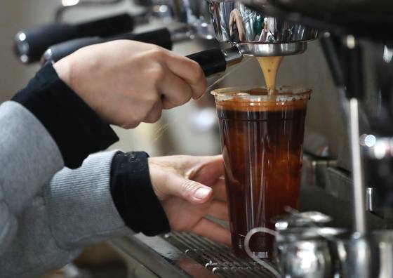 A barista makes coffee in Seoul on Jan. 6, 2022. [NEWS1]