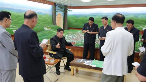 North Korean leader Kim Jong-un overviews the Samjiyon houses, an international tourism complex, on June 11 and 12 of last year, in this photo released by North Korea's state-run Korea Central News Agency. [NEWS1]