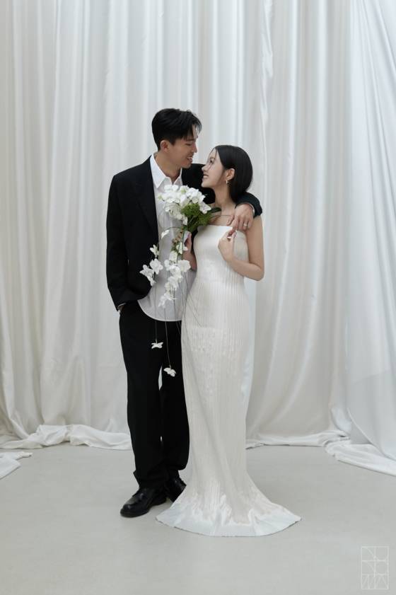 Football player Jeong Woo-yeong, left, and gallerist Lee Yeon-ji [LEE KWANG-GI]