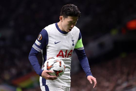 Tottenham Hotspur captain Son Heung-min reacts during the first leg of the Europa League quarterfinal against Eintracht Frankfurt at Tottenham Hotspur Stadium in London on April 10. [REUTERS/YONHAP]