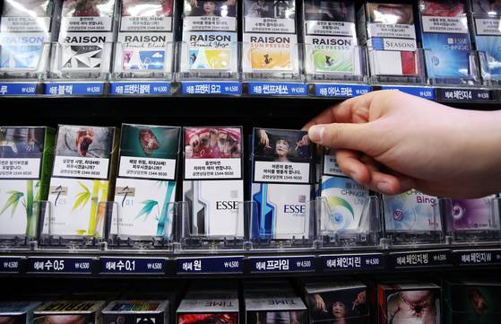 Cigarettes on sale at a convenience store in Seoul in December 2020. [YONHAP]