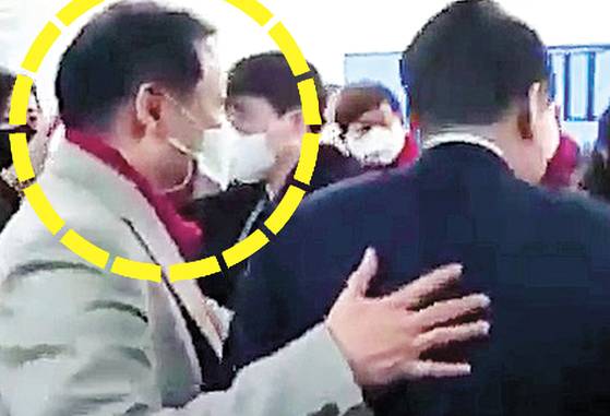 Shaman Jeon Seong-bae, also known as “Geon Jin,” left, is seen with former President Yoon Suk Yeol, right, at an event in Yeouido, western Seoul, in January 2022. [SCREEN CAPTURE]