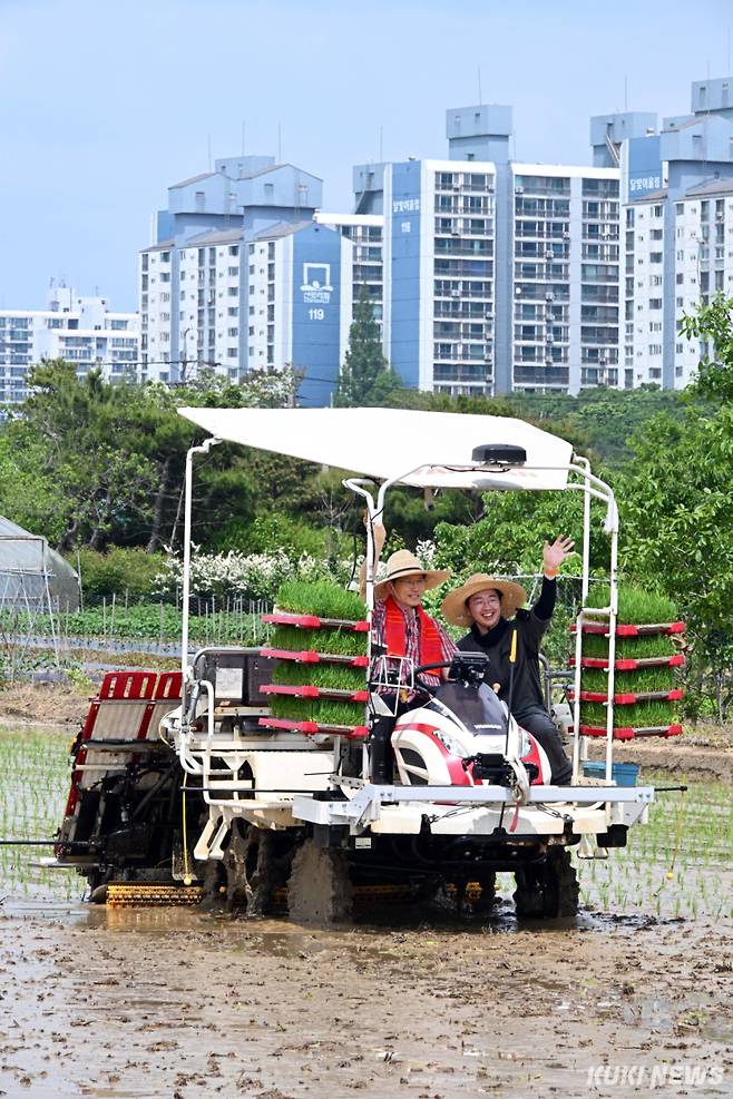 김문수 국민의힘 대선 후보가 21일 오후 경기 고양시 덕양구 화정동 일대 논에서 이앙기에 탑승해 모내기를 하고 있다.
