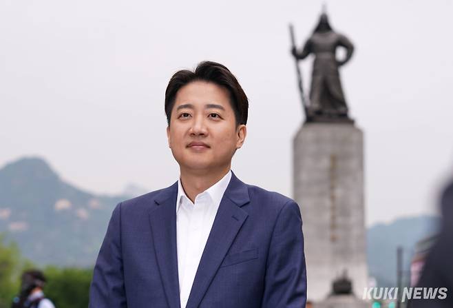 이준석 개혁신당 대선 후보가 지난 19일 서울 종로구 광화문광장에서 열린 기자회견에서 발언하고 있다. 유희태 기자