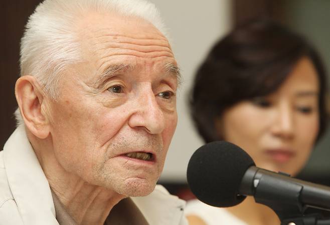 러시아 안무가 유리 그리가로비치가 지난 2010년 국립발레단  ‘라이몬다’ 안무를 위해 내한했을 때 가진 기자간담회에서 취재진의 질문에 답하고 있다.       연합뉴스