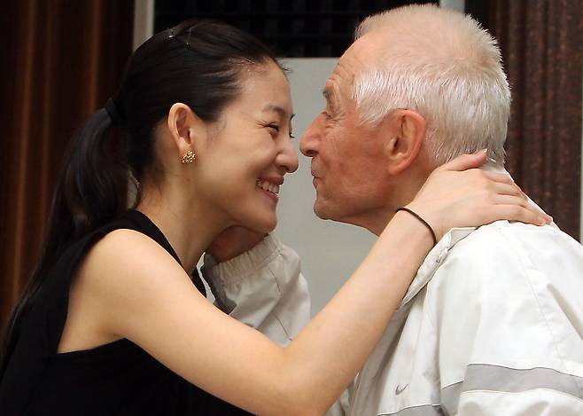 러시아 안무가 유리 그리가로비치가 지난 2010년 국립발레단  ‘라이몬다’ 안무를 위해 내한했을 때 발레리나 김주원과 반갑게 이야기를 하고 있다.  연합뉴스