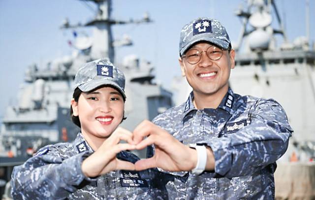 율곡이이함 기관장 임재우 중령(진)과 정조대왕함 주기실장 김보아 소령 부부가 함수갑판에서 '손하트' 포즈를 취하고 있다. 해군 제공