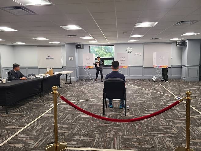 미국 워싱턴DC인근 버지니아주 알렉산드리아에 있는 코리안 커뮤니티센터에 마련된 재외국민 투표소에서 20일(현지시간) 투표가 진행되고 있다.