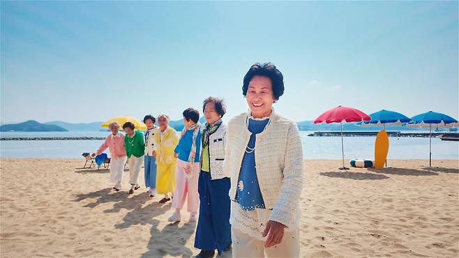 백사장을 배경으로 나란히 걷는 수니와칠공주 할머니들이 환한 미소를 지으며 바다 여행의 매력을 전하고 있다.   칠곡군 제공