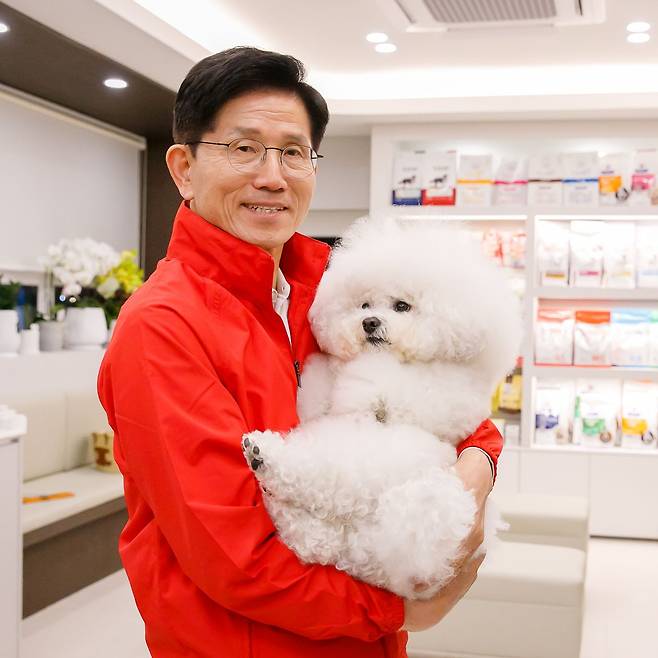 김문수 국민의힘 대선 후보가 지난 13일 대구의 반려동물 전문 병원인 '에피소드동물메디컬센터'를 방문해 유기견과 반려동물 보호 현장을 살피고 있다. 김문수 캠프 제공