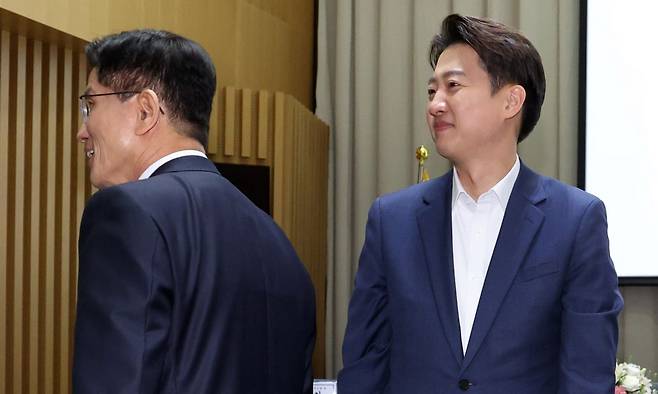 이준석 개혁신당 대선 후보와 김문수 국민의힘 대선 후보가 지난 19일 서울 중구 서울시청에서 열린 '약자와 동행하는 서울' 토론회에서 마주친 모습. 뉴시스