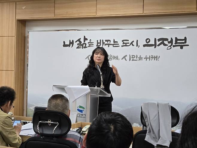 김보경 의정부시 환경자원국장이 21일 시청 기자실에서 ‘자원회수시설 현대화사업’의 추진 현황에 대해 설명하고 있다. 박재구 기자