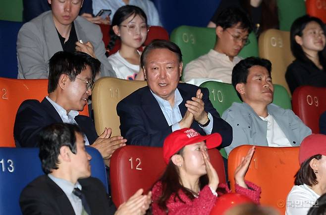 윤석열 전 대통령이 21일 오전 서울 메가박스 동대문에서 영화 ‘부정선거, 신의 작품인가’ 관람을 마치며 박수치고 있다.