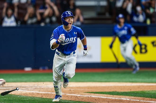 삼성 라이온즈 김지찬이 20일 서울 고척스카이돔에서 열린 키움 히어로즈와의 2025 프로야구 KBO리그 경기에서 연장 11회 결승 적시타를 친 뒤 베이스를 향해 뛰고 있다. 삼성 라이온즈 제공