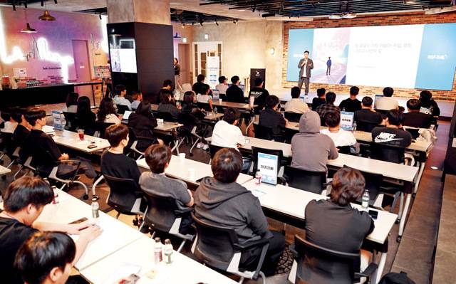 삼성희망디딤돌 2.0 통합 개강식에 참석한 자립준비청년들이 지난 19일 서울 서초구 드림플러스에서 취업 전문 유튜버 ‘면접왕 이형’의 강의를 듣고 있다. 윤웅 기자