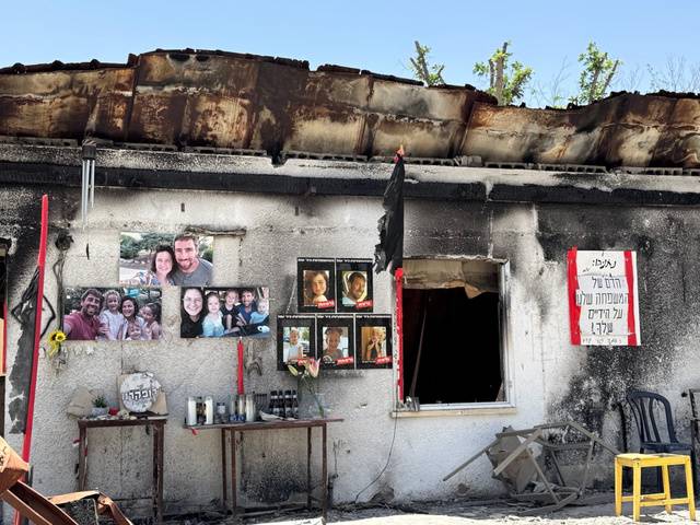 20일(현지시간) 이스라엘 남부 니르 오즈 키부츠에 보존돼 있는 하마스 공격 피해 주택. 이 집에 살던 부부와 세 자녀는 모두 2023년 10월 7일 하마스 대원들의 총격과 방화로 숨졌다. 연합뉴스