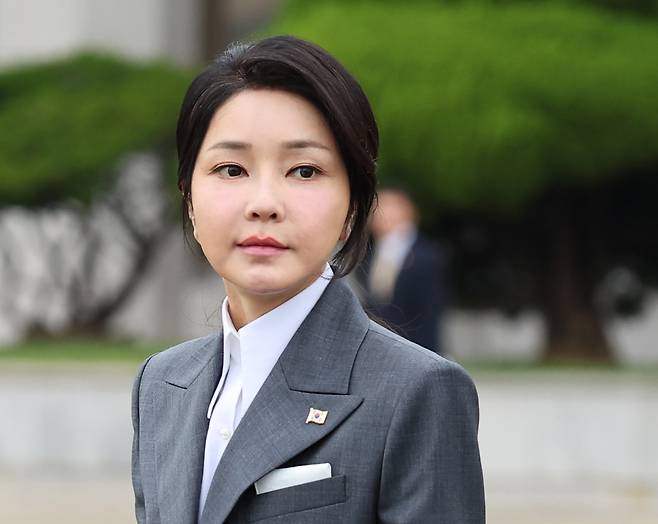 김건희 여사가 지난해 10월 6일 경기 성남 서울공항에서 공군1호기에 탑승하기 위해 이동하고 있다. 뉴시스