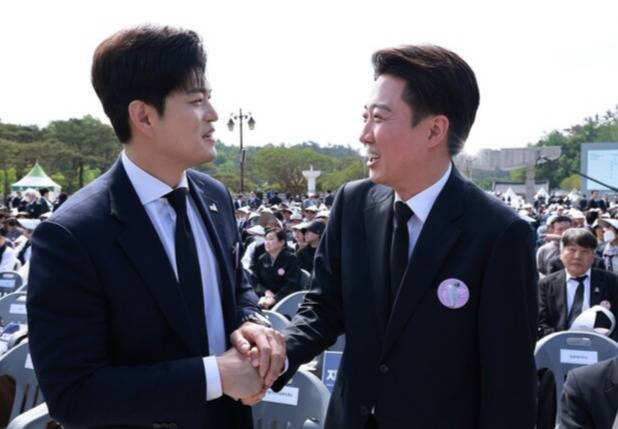 개혁신당 이준석 대통령 후보와 국민의힘 김용태 비상대책위원장이 18일 광주광역시 북구 국립 5·18민주묘지에서 열린 5·18민주화운동 45주년 기념식에서 인사하고 있다. 연합뉴스