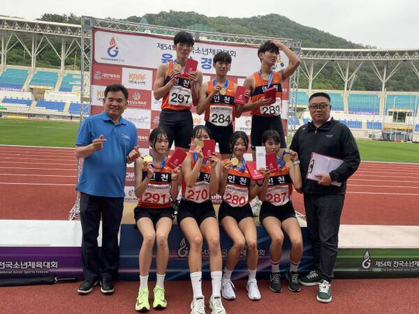 지난 17일 김해종합운동장에서 제54회 전국소년체육대회 사전경기로 치러진 육상 15세 이하부 4×400m 혼성릴레이에 출전한 인천 선발팀(정단비·최준혁·김건민·조백호·권예나·천채원·이해솔)이 금메달을 목에걸고 기념촬영을 하고 있다. 인천시체육회 제공