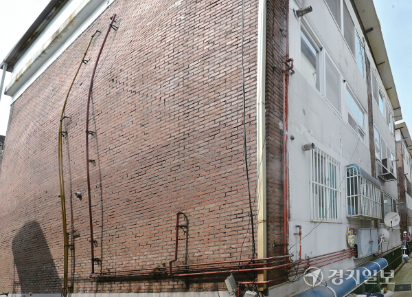 수원특례시 송죽동 한 다세대주택 외벽이 부풀어 오르며 붕괴 위험이 발생, 주민 17명이 긴급 대피했다. 사진은 21일 해당 주택 모습. 조주현기자