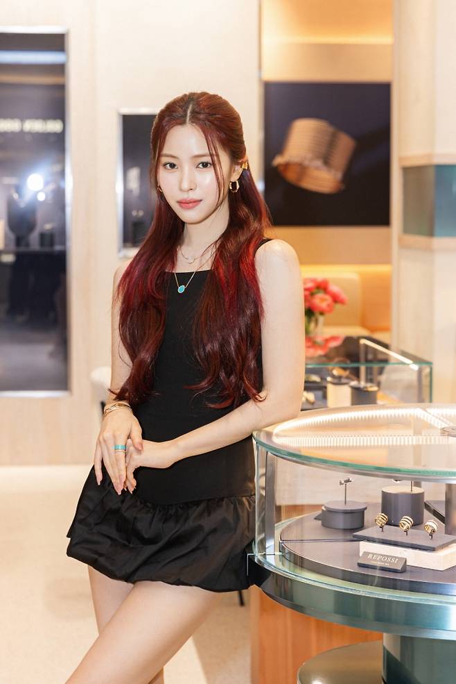 레포시 제품을 착용한 있지 류진/사진제공=레포시