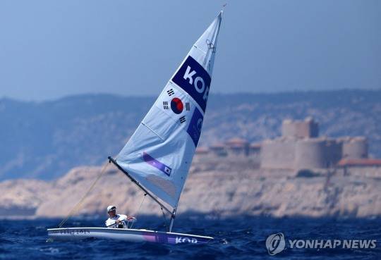 2024 파리 올림픽 요트 레이저급에 출전한 하지민. [연합뉴스 자료사진]