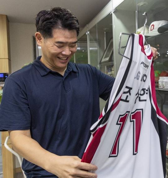 선수 시절 유니폼 든 창원 LG 조상현 감독. 사진[연합뉴스]